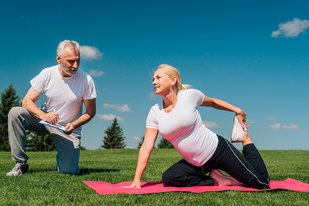 full-shot-coach-training-woman-nature